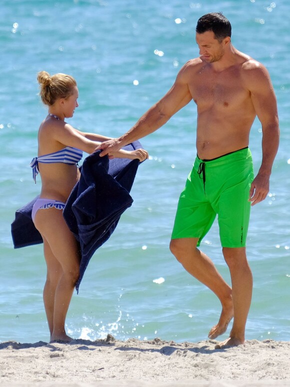 Exclusif - Prix spécial - Hayden Panettiere (enceinte) est toute fière de montrer son joli petit ventre tout rond à la plage à Miami aux côtés de son chéri le boxeur Wladimir Klitschko Miami le 1 Août 2014