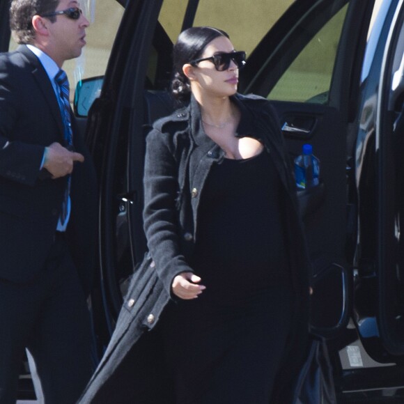 Kim Kardashian passe au chevet de Lamar Odom à l'hôpital Sunrise de Las Vegas le 14 octobre 2015.