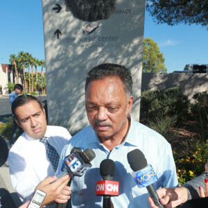 Le révérend Jesse Jackson parle à la presse devant l'hôpital Sunrise où est hospitalisé Lamar Odom à Las Vegas, le 14 octobre 2015 où il lui a rendu visite. Lamar Odom est entre la vie et le mort après avoir été retrouvé inconscient dans la chambre d'une maison close.