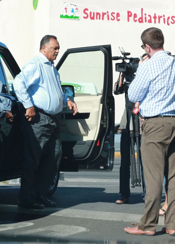 Le révérend Jesse Jackson parle à la presse devant l'hôpital Sunrise où est hospitalisé Lamar Odom à Las Vegas, le 14 octobre 2015 où il lui a rendu visite.