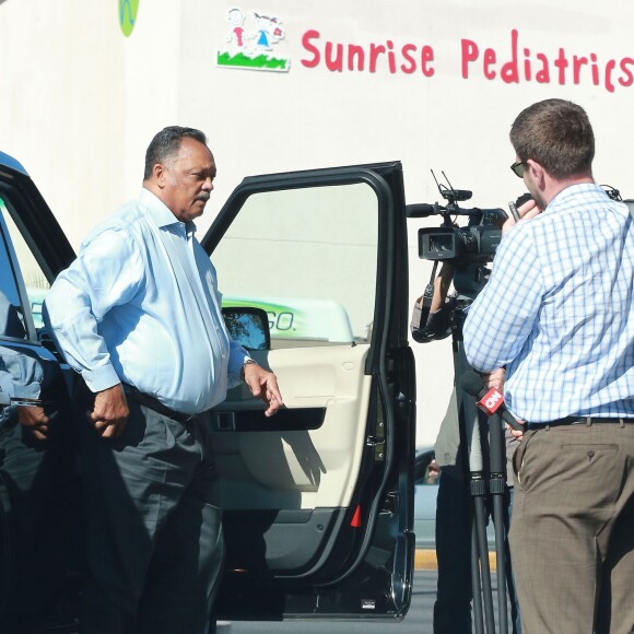Le révérend Jesse Jackson parle à la presse devant l'hôpital Sunrise où est hospitalisé Lamar Odom à Las Vegas, le 14 octobre 2015 où il lui a rendu visite.