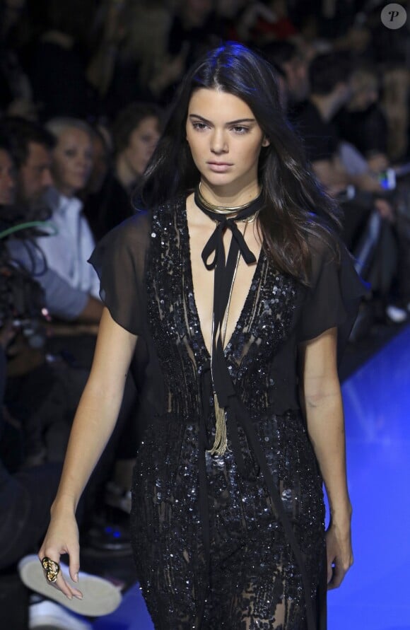 Kendall Jenner - Défilé Elie Saab collection prêt-à-porter Printemps/Eté 2016 lors de la fashion week à Paris, le 3 octobre 2015.