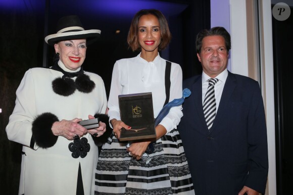 Geneviève de Fontenay, Sonia Rolland (Sonia, habillée par Georges Hobeika, a reçu le prix de la femme humanitaire de l'année), guest - Soirée de remise des prix de la 12ème édition du TROFEMINA (prix décerné à des femmes d'exception) au pavillon Royal à Paris, le 14 octobre 2015.
