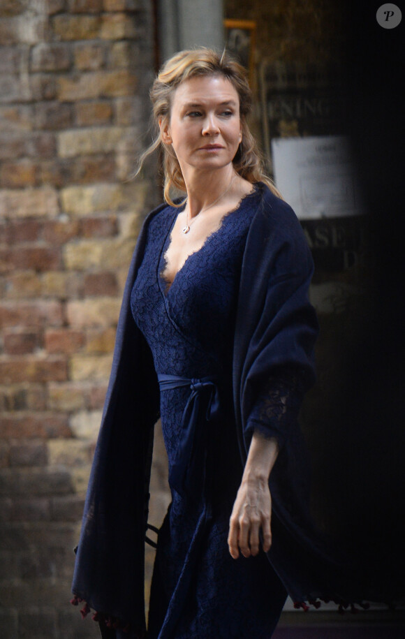 Renée Zellweger sur le tournage du film "Bridget Jones 3" à Londres le 13 octobre 2015. L'actrice, qui joue le rôle de Bridget Jones, fait des courses au marché Borough Market.