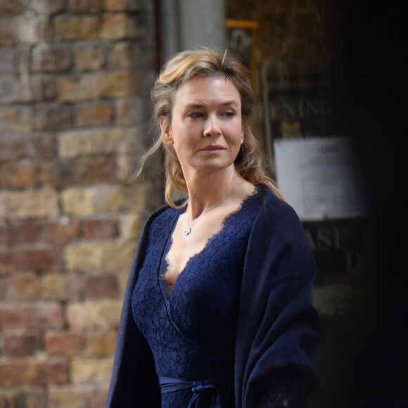 Renée Zellweger sur le tournage du film "Bridget Jones 3" à Londres le 13 octobre 2015. L'actrice, qui joue le rôle de Bridget Jones, fait des courses au marché Borough Market.