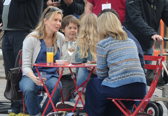 Renée Zellweger et James Callis sur le tournage de "Bridget Jones 3" dans la gare de St Pancras à Londres le 9 octobre 2015.
