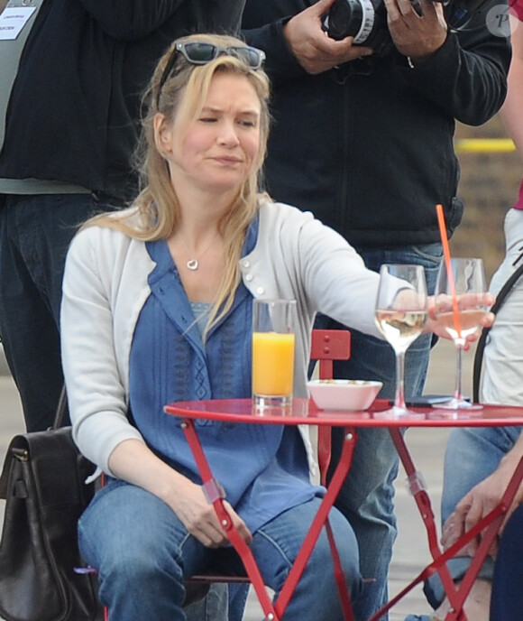 Renée Zellweger et James Callis  sur le tournage de "Bridget Jones 3" dans la gare de St Pancras à Londres le 9 octobre 2015.