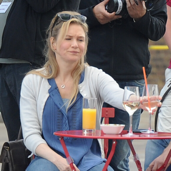 Renée Zellweger et James Callis  sur le tournage de "Bridget Jones 3" dans la gare de St Pancras à Londres le 9 octobre 2015.