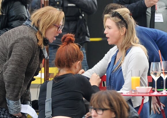 Renée Zellweger et James Callis  sur le tournage de "Bridget Jones 3" dans la gare de St Pancras à Londres le 9 octobre 2015.