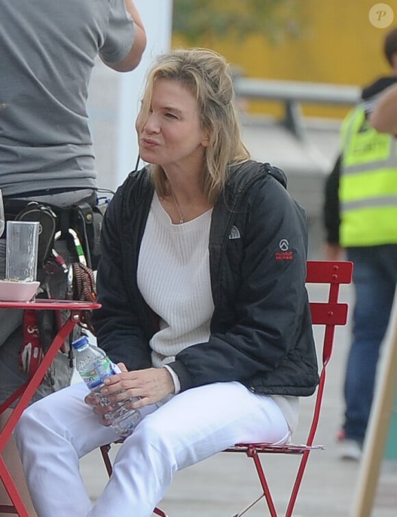 Renée Zellweger et James Callis  sur le tournage de "Bridget Jones 3" dans la gare de St Pancras à Londres le 9 octobre 2015.