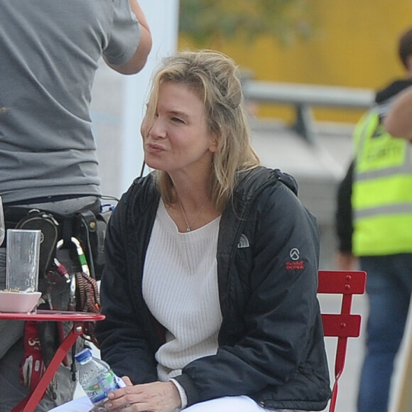 Renée Zellweger et James Callis  sur le tournage de "Bridget Jones 3" dans la gare de St Pancras à Londres le 9 octobre 2015.