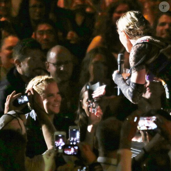 Madonna offre un shot de tequila à Amy Schumer pendant son concert à Vancouver, Rebel Heart Tour, le 14 octobre 2015.