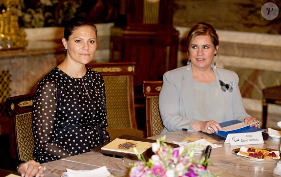 La princesse Victoria de Suède, enceinte, et la grande-duchesse Maria Teresa de Luxembourg lors d'une réunion du comité international paralympique au Luxembourg le 15 octobre 2015.