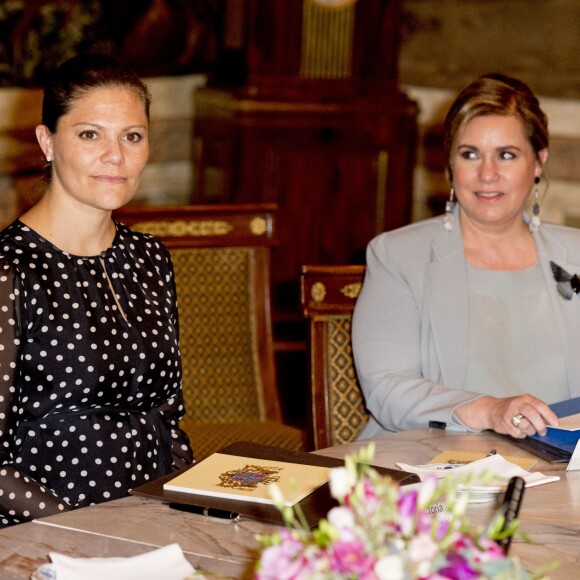 La princesse Victoria de Suède, enceinte, et la grande-duchesse Maria Teresa de Luxembourg lors d'une réunion du comité international paralympique au Luxembourg le 15 octobre 2015.