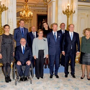 La princesse Victoria de Suède, enceinte, Sir Philip Craven (président de l'IPC) la grande-duchesse Maria Teresa de Luxembourg, le grand-duc Henri, le prince Albert II de Monaco et la princesse Margriet des Pays-Bas lors d'une réunion du comité international paralympique au Luxembourg le 15 octobre 2015.