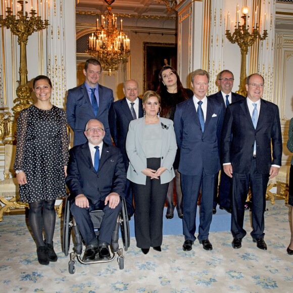 La princesse Victoria de Suède, enceinte, Sir Philip Craven (président de l'IPC) la grande-duchesse Maria Teresa de Luxembourg, le grand-duc Henri, le prince Albert II de Monaco et la princesse Margriet des Pays-Bas lors d'une réunion du comité international paralympique au Luxembourg le 15 octobre 2015.