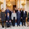 La princesse Victoria de Suède, enceinte, Sir Philip Craven (président de l'IPC) la grande-duchesse Maria Teresa de Luxembourg, le grand-duc Henri, le prince Albert II de Monaco et la princesse Margriet des Pays-Bas lors d'une réunion du comité international paralympique au Luxembourg le 15 octobre 2015.