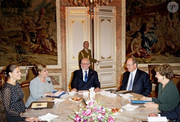 La princesse Victoria de Suède, enceinte, la grande-duchesse Maria Teresa, Sir Philip Craven, le prince Albert II de Monaco et la princesse Margriet des Pays-Bas lors d'une réunion du comité international paralympique au Luxembourg le 15 octobre 2015.