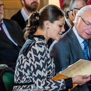 La princesse Victoria de Suède, enceinte de son deuxième enfant, accompagnait le roi Carl XVI Gustaf de Suède à la réunion d'automne de WWF Suède, le 14 octobre 2015 au château d'Ulriksdal, à Solna.