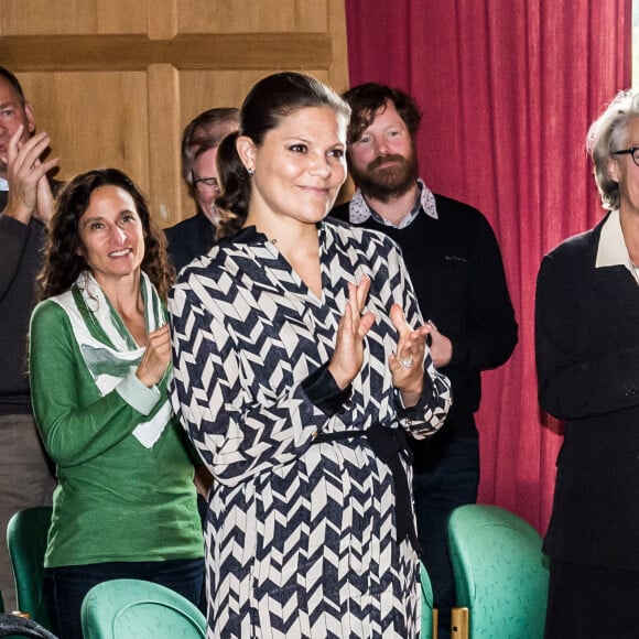 La princesse Victoria de Suède, enceinte de son deuxième enfant, accompagnait le roi Carl XVI Gustaf de Suède à la réunion d'automne de WWF Suède, le 14 octobre 2015 au château d'Ulriksdal, à Solna.