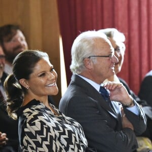 La princesse Victoria de Suède, enceinte de son deuxième enfant, assistait avec son père le roi Carl XVI Gustaf de Suède à la réunion d'automne de WWF Suède, le 14 octobre 2015 au château d'Ulriksdal, à Solna.