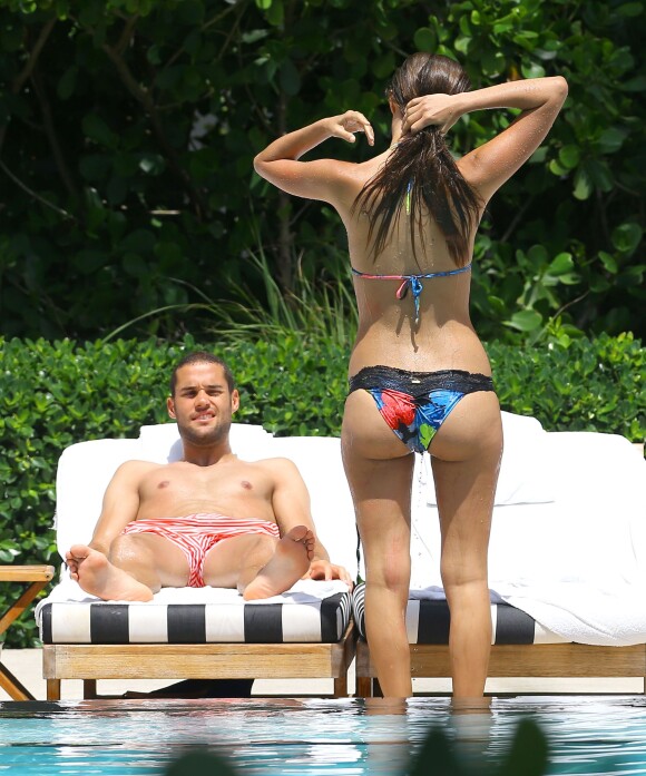 Le footballeur Mario Suarez et sa fiancée Malena Costa à Miami le 30 mai 2014