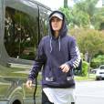 Justin Bieber se balade à Beverly Hills, après avoir fait du skateboard, le vendredi 16 octobre 2015.