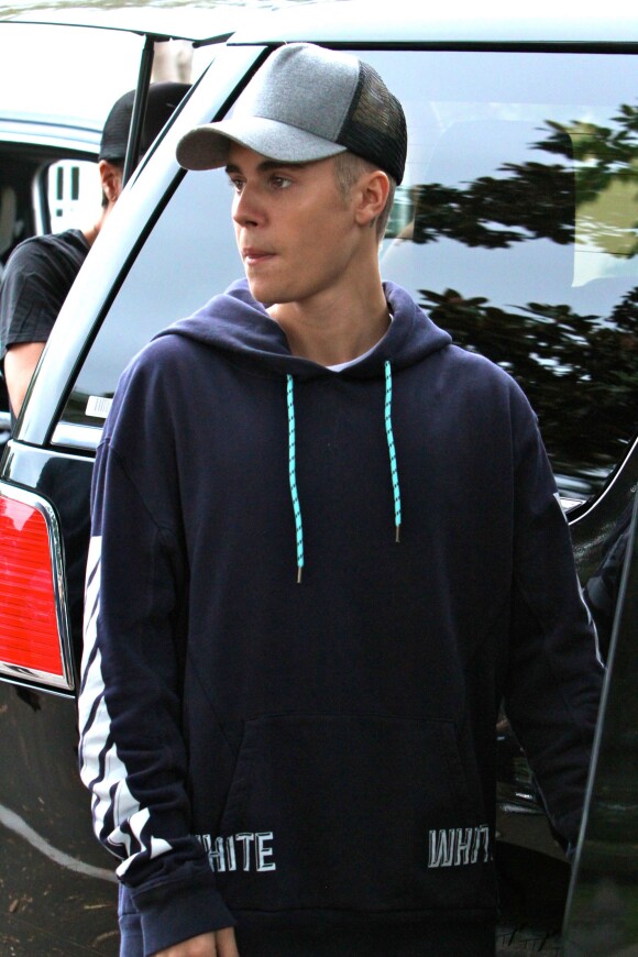 Le chanteur Justin Bieber se balade à Beverly Hills, après avoir fait du skateboard, le vendredi 16 octobre 2015.