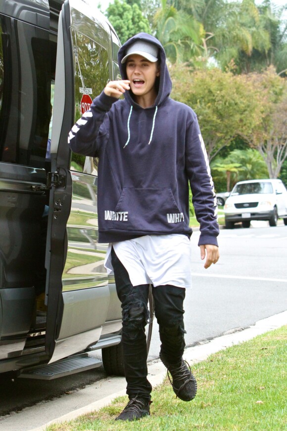 Justin Bieber se balade à Beverly Hills, après avoir fait du skateboard, le vendredi 16 octobre 2015.