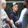 Justin Bieber se balade à Beverly Hills, après avoir fait du skateboard, le vendredi 16 octobre 2015.
