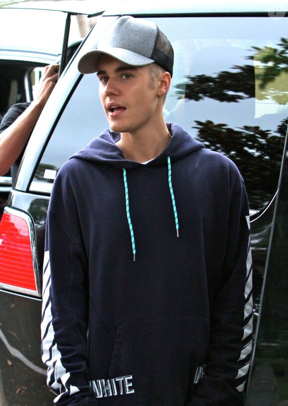 Justin Bieber se balade à Beverly Hills, après avoir fait du skateboard, le vendredi 16 octobre 2015.