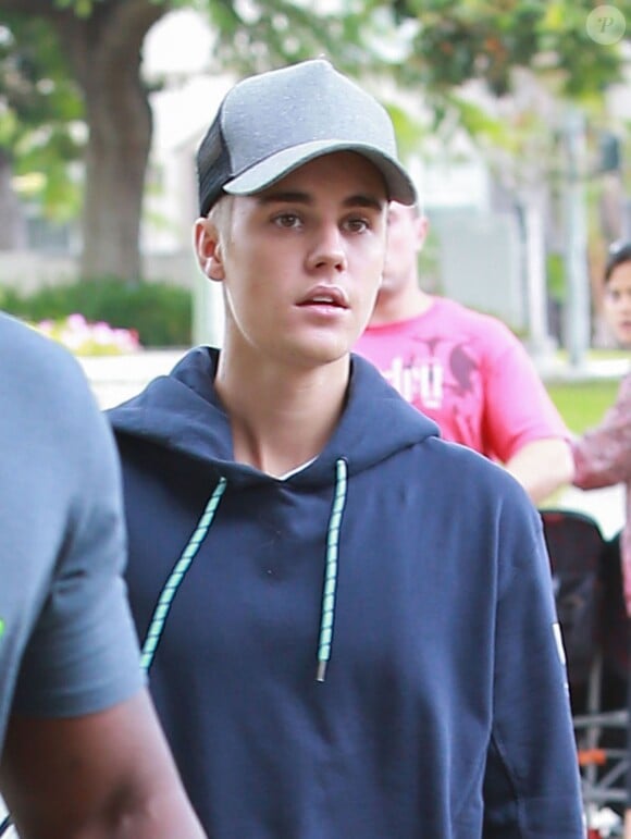 Le chanteur Justin Bieber prend une pause lors d'un tournage, fait du skateboard et se rend dans un centre médical à Los Angeles, le 16 octobre 2015.