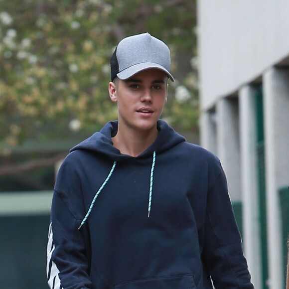 Justin Bieber prend une pause lors d'un tournage, fait du skateboard et se rend dans un centre médical à Los Angeles, le 16 octobre 2015.