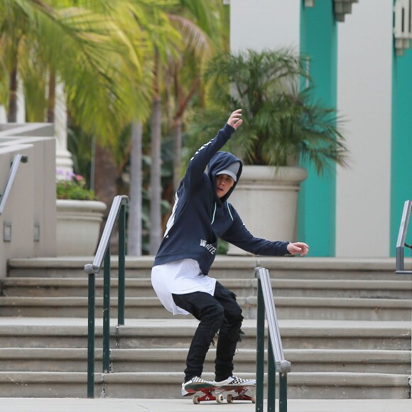 Justin Bieber prend une pause lors d'un tournage, fait du skateboard et se rend dans un centre médical à Los Angeles, le 16 octobre 2015.