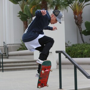 Justin Bieber prend une pause lors d'un tournage, fait du skateboard et se rend dans un centre médical à Los Angeles, le 16 octobre 2015.