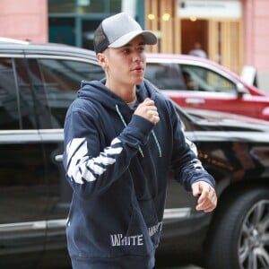 Justin Bieber prend une pause lors d'un tournage, fait du skateboard et se rend dans un centre médical à Los Angeles, le 16 octobre 2015.