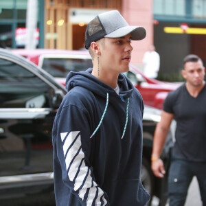 Justin Bieber prend une pause lors d'un tournage, fait du skateboard et se rend dans un centre médical à Los Angeles, le 16 octobre 2015.