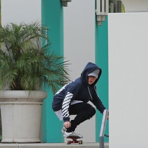 Justin Bieber prend une pause lors d'un tournage, fait du skateboard et se rend dans un centre médical à Los Angeles, le 16 octobre 2015.