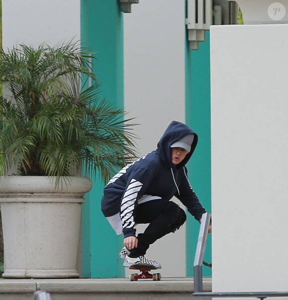 Justin Bieber prend une pause lors d'un tournage, fait du skateboard et se rend dans un centre médical à Los Angeles, le 16 octobre 2015.