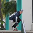Justin Bieber prend une pause lors d'un tournage, fait du skateboard et se rend dans un centre médical à Los Angeles, le 16 octobre 2015.