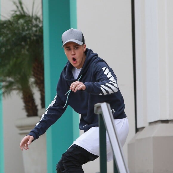 Justin Bieber prend une pause lors d'un tournage, fait du skateboard et se rend dans un centre médical à Los Angeles, le 16 octobre 2015.