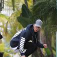 Justin Bieber prend une pause lors d'un tournage, fait du skateboard et se rend dans un centre médical à Los Angeles, le 16 octobre 2015.