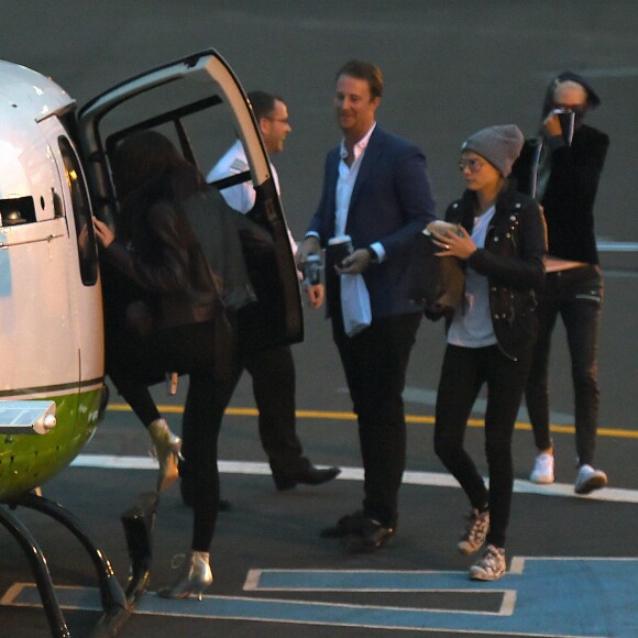Exclusif - Cara Delevingne, sa soeur Poppy Delevingne et Kendall Jenner montent à bord d'un hélicoptère à Londres, le 10 octobre 2015. 