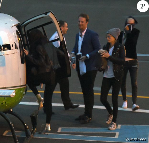 Exclusif - Cara Delevingne, sa soeur Poppy Delevingne et Kendall Jenner montent à bord d'un hélicoptère à Londres, le 10 octobre 2015. 