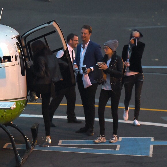 Exclusif - Cara Delevingne, sa soeur Poppy Delevingne et Kendall Jenner montent à bord d'un hélicoptère à Londres, le 10 octobre 2015. 