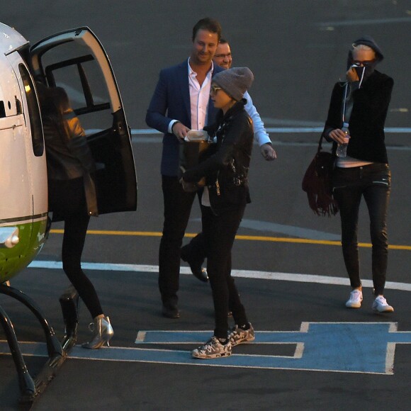 Exclusif - Cara Delevingne, sa soeur Poppy Delevingne et Kendall Jenner montent à bord d'un hélicoptère à Londres, le 10 octobre 2015. 