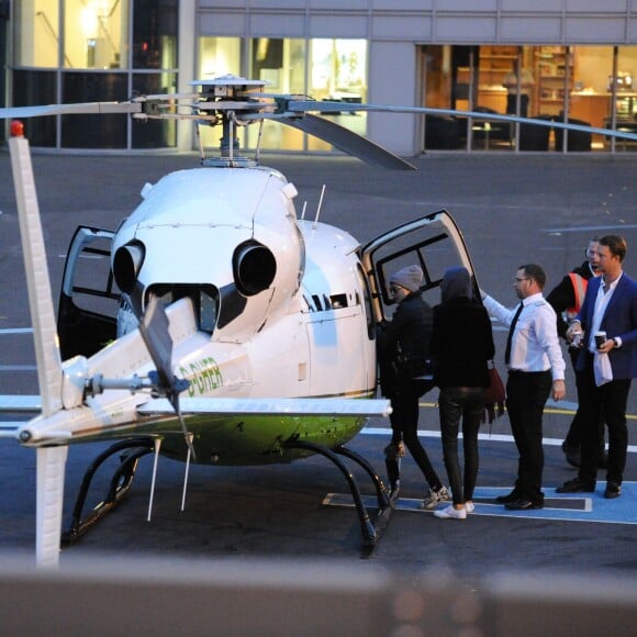 Exclusif - Cara Delevingne, sa soeur Poppy Delevingne et Kendall Jenner montent à bord d'un hélicoptère à Londres, le 10 octobre 2015.