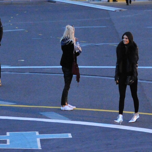 Exclusif - Cara Delevingne, sa soeur Poppy Delevingne et Kendall Jenner montent à bord d'un hélicoptère à Londres, le 10 octobre 2015.