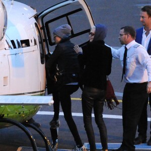 Exclusif - Cara Delevingne, sa soeur Poppy Delevingne et Kendall Jenner montent à bord d'un hélicoptère à Londres, le 10 octobre 2015.