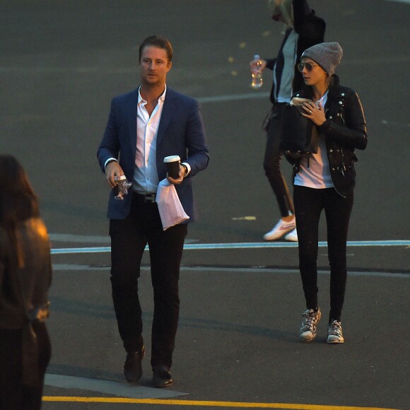 Exclusif - Cara Delevingne, sa soeur Poppy Delevingne et Kendall Jenner montent à bord d'un hélicoptère à Londres, le 10 octobre 2015.